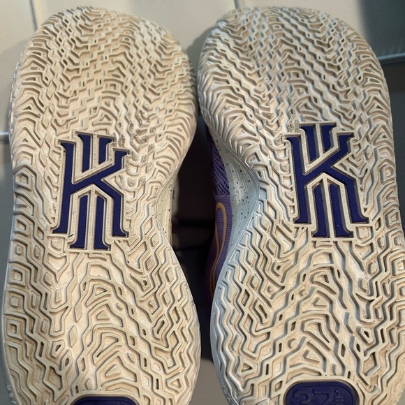 Kyrie Nike girls basketball sneakers. Youth size 5 - Picture 5 of 7